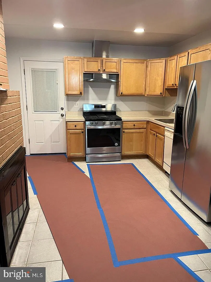 3 bed, 1.5 bath, 1092 sqft, $2,700 — Photo 3