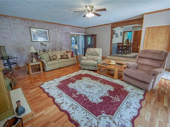 5th image of 1004 Meadow Ln