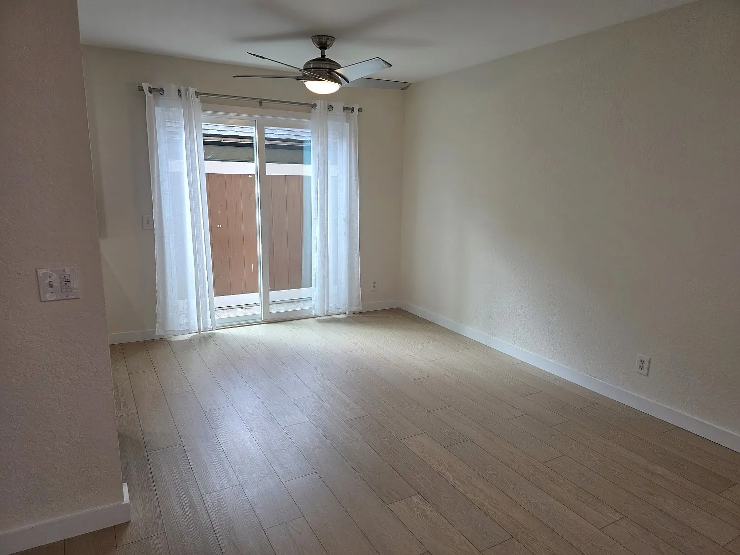 2 bed, 900 sqft, $3,695 — Photo 4