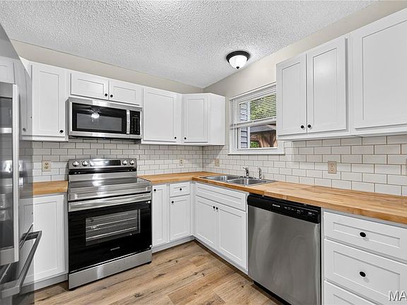 3rd image of 306 Della Dr