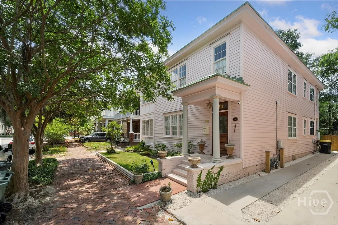 3 bed, 1.0 bath, 1400 sqft, $3,200 — Photo 1