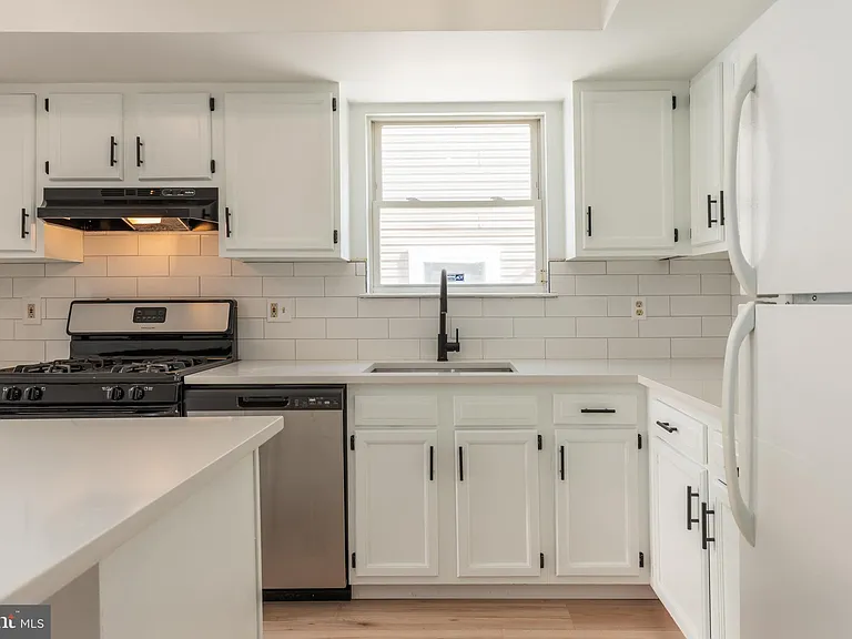 1330 N Hancock St — Photo 16