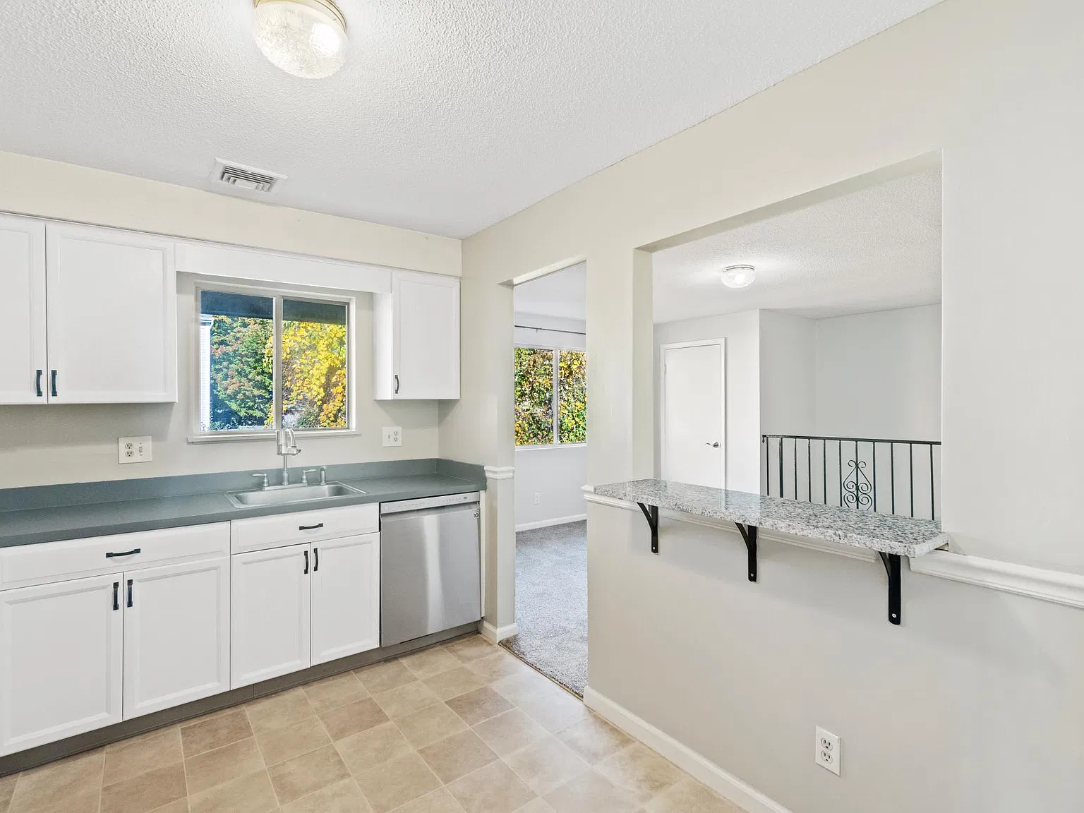 140 Thompson St — Photo 3