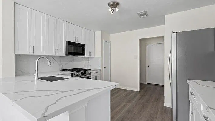 4 bed, 2.5 bath, 1696 sqft, $2,200 — Photo 4