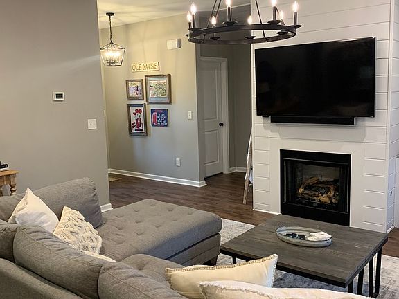 5th image of 1012 Briarwood Dr