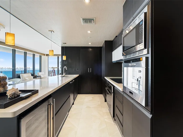 5875 Collins Ave #1902 — Photo 4