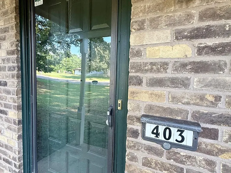 403 E Lynnwood Ln — Photo 3