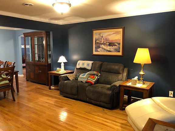 2nd image of 125 Edgewater Ct