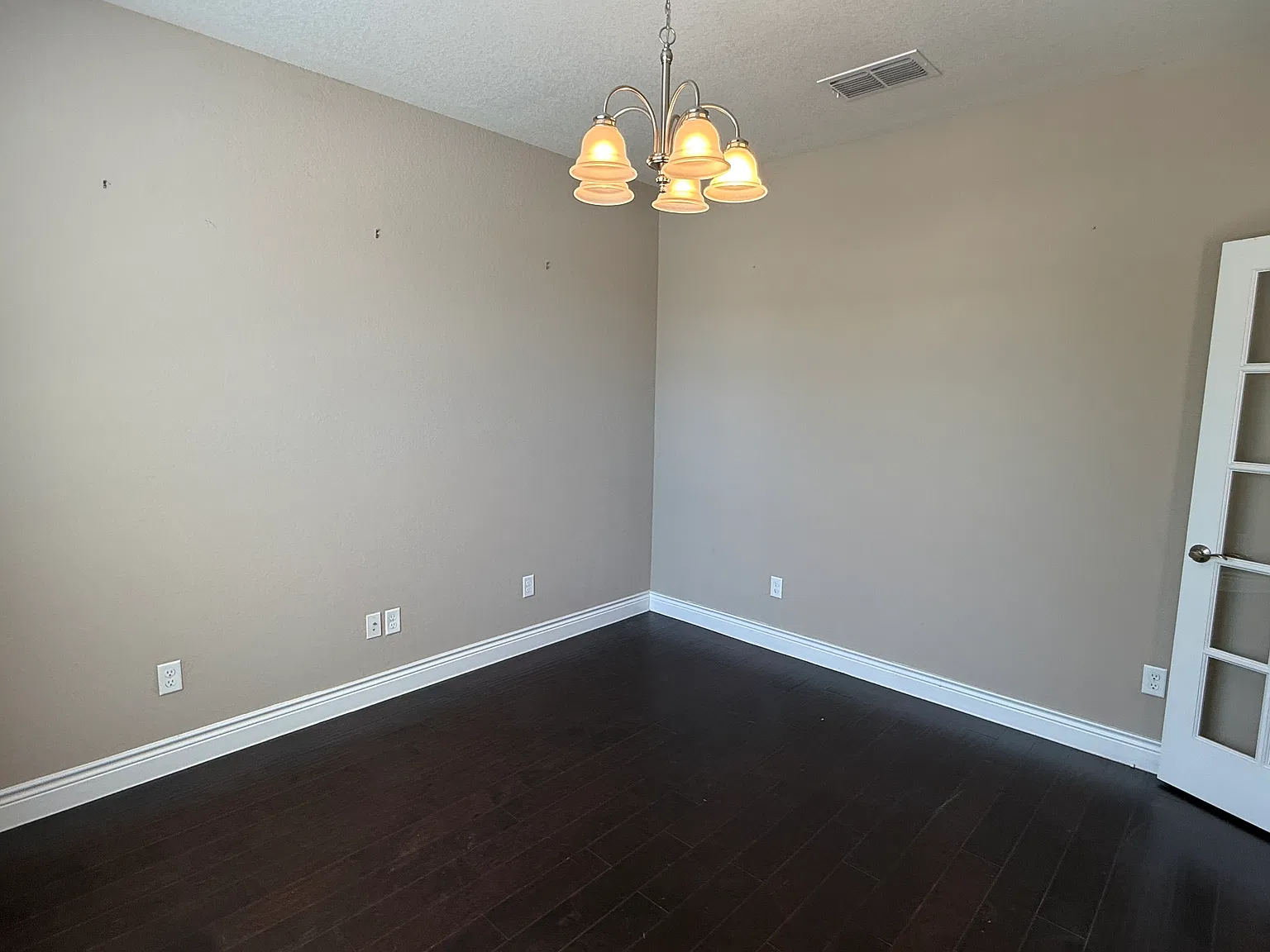 3 bed, 2008 sqft, $2,150 — Photo 2