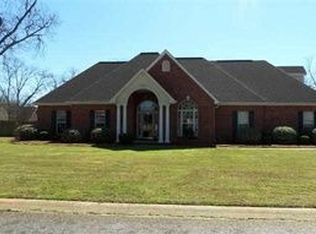112 White Columns Dr, Kathleen, GA 31047