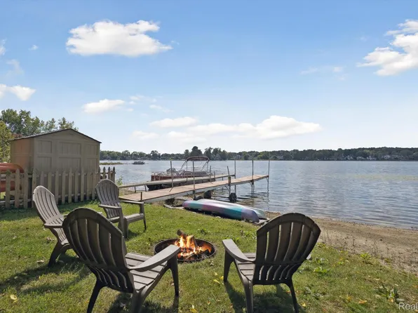 4475 Harp Dr, Linden, MI 48451