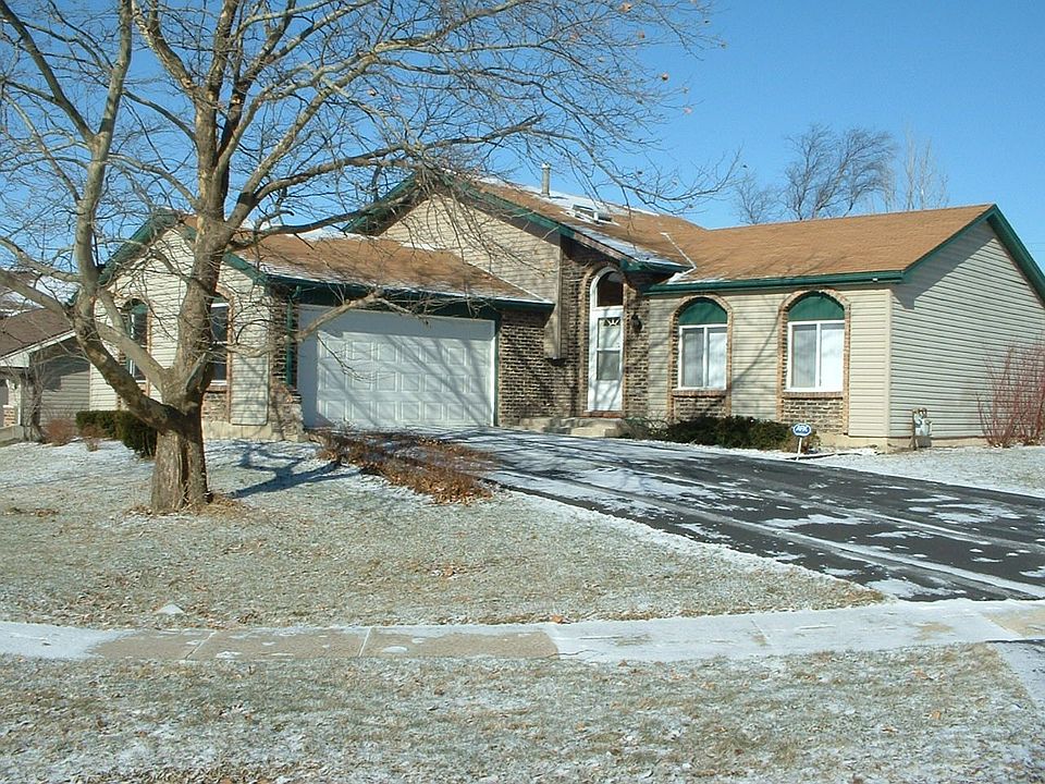 Brick & Vinyl w/attached garage
