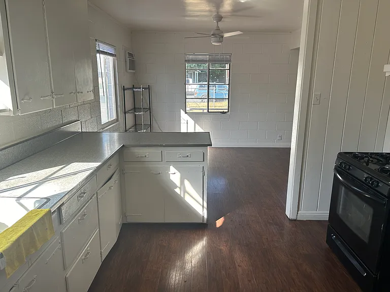 3572 Harrison St — Photo 4