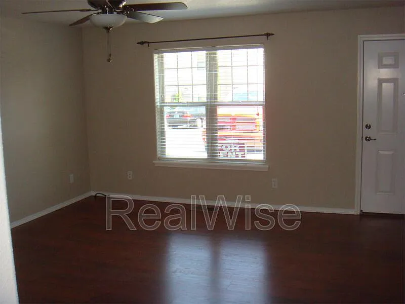 3 bed, 1.5 bath, 1280 sqft, $1,995 — Photo 2