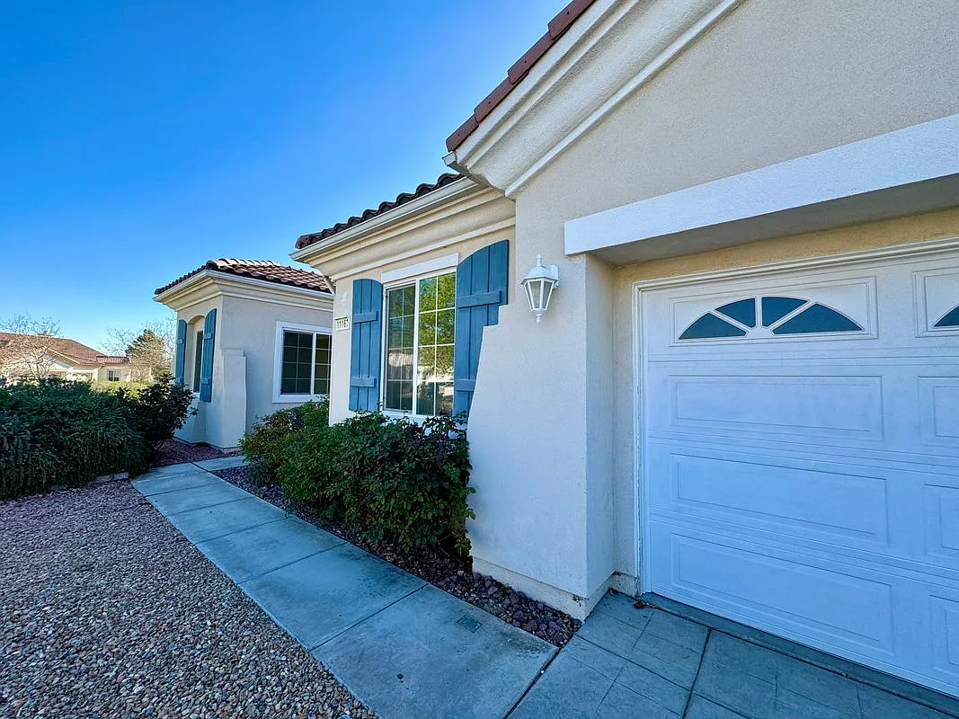 5 bed, 4.0 bath, 2823 sqft, $2,900 — Photo 3