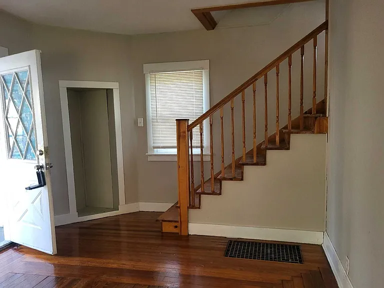 400 Bates St — Photo 2