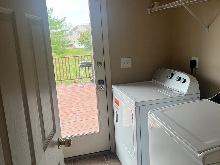 7740 Livingston Dr — Photo 26