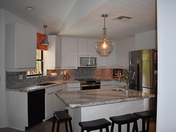 2nd image of 3154 Peachtree Cir