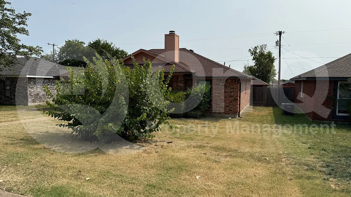 3 bed, 2.0 bath, 1383 sqft, $2,025 — Photo 3