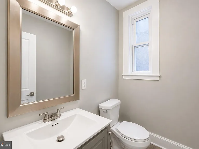 1922 W Baltimore St — Photo 15