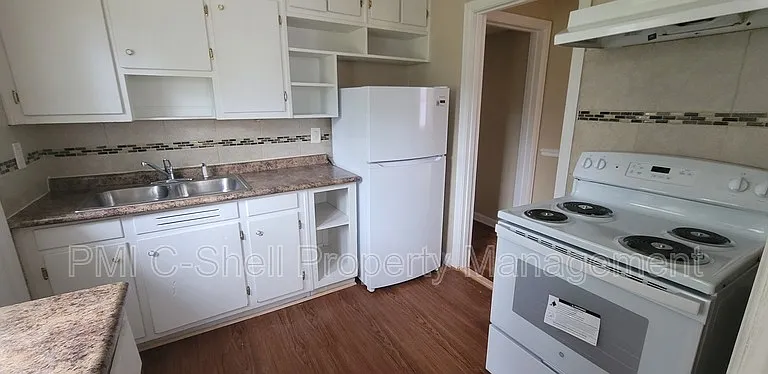 302 Rue Max St — Photo 3