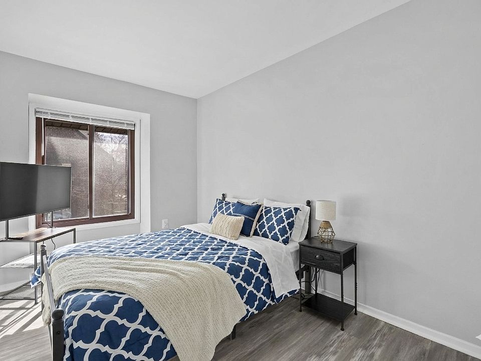 2nd image of 10014 Forest View Pl #10014
