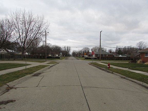 5th image of 23006 Shoreview St