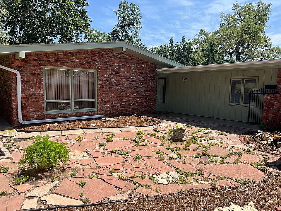 Private front patio 