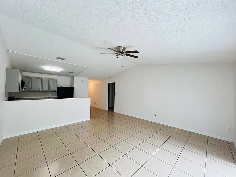 1217 Schumann Dr — Photo 5