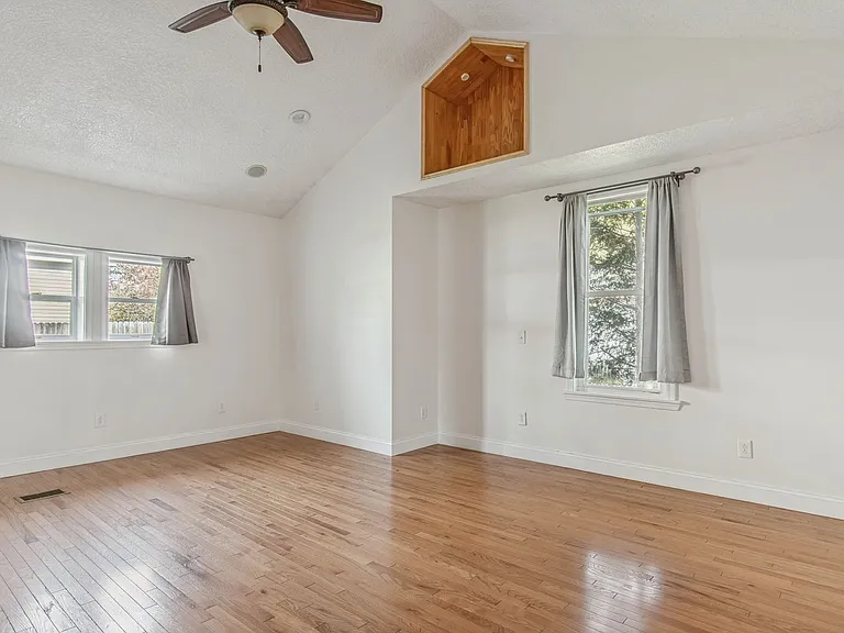 152 N Main St — Photo 13