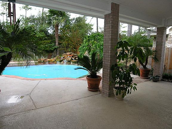 Great Covered patio with Cool Breezes from Ceiling Fans. Lots of room to relac, Entertain, Bar-B-Q's