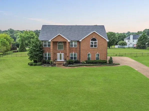 104 Brookstone Dr, Burns, TN 37029