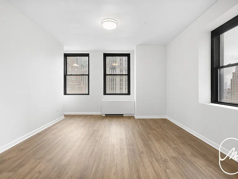 15 Park Row #10P — Photo 1