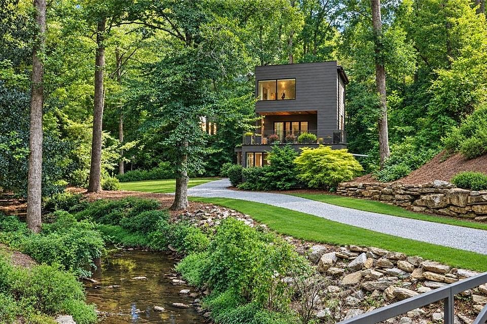 1st image of 585 Mountain Way NE