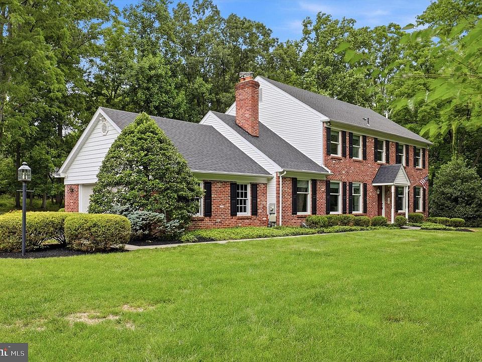 1st image of 805 Lewis Ln