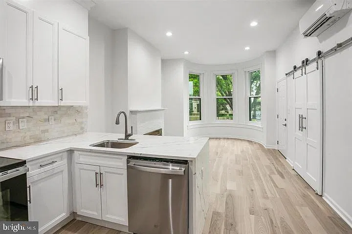 2 bed, 1.0 bath, 4243 sqft, $3,550 — Photo 4