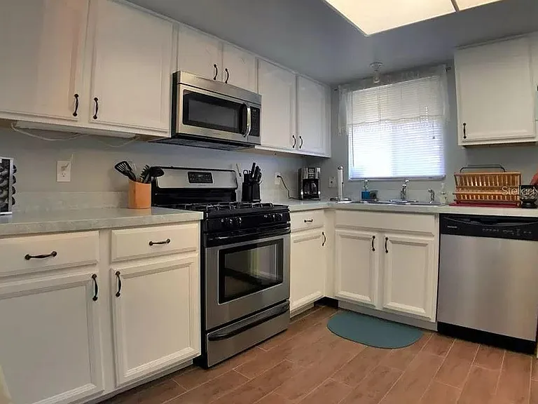 4925 Lindsay Ct — Photo 3