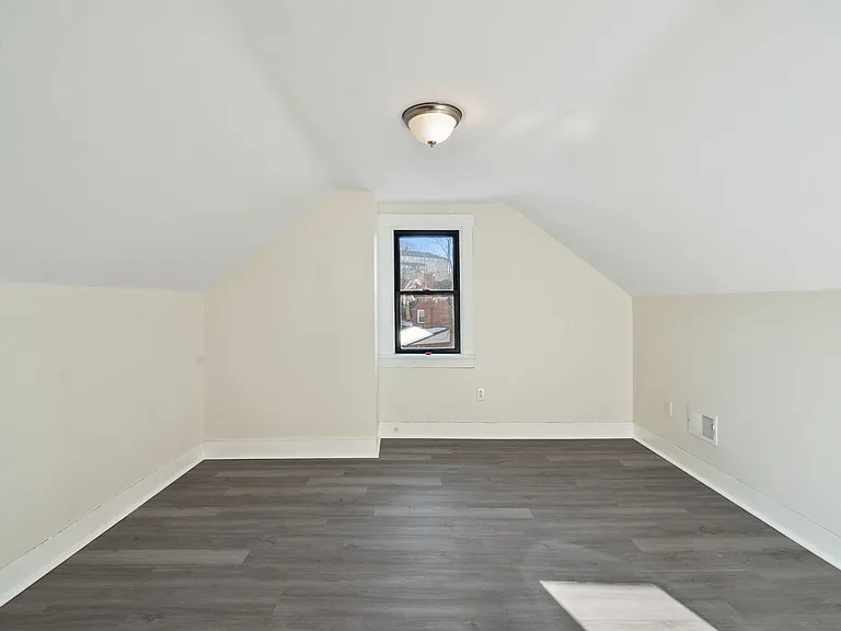 111 Kaplan Avenue — Photo 10