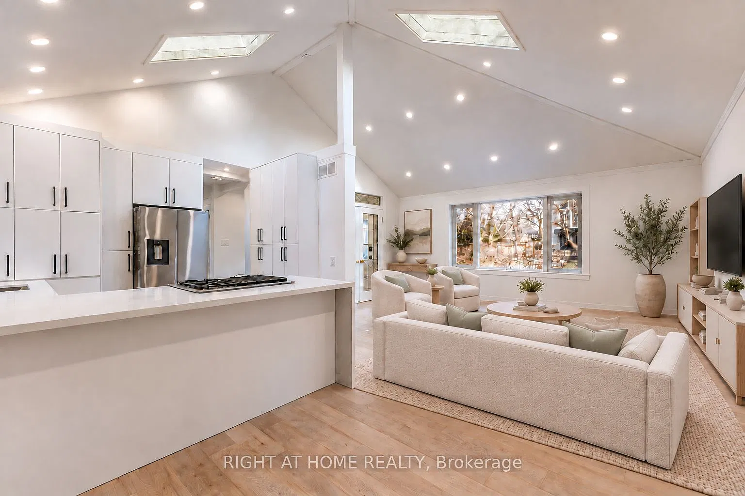 4 bed, $5,500 — Photo 1