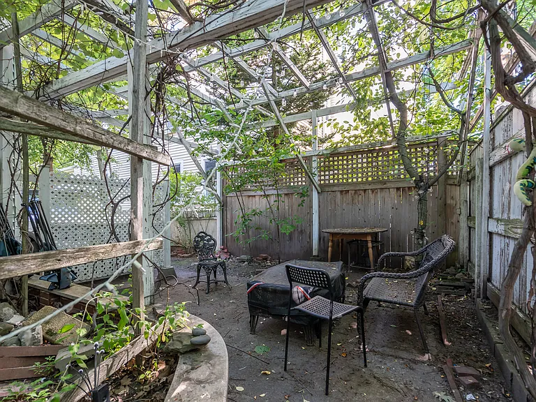 86 Brook St #1 — Photo 32