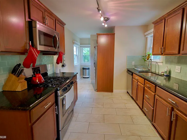 564 Stratford Rd — Photo 15