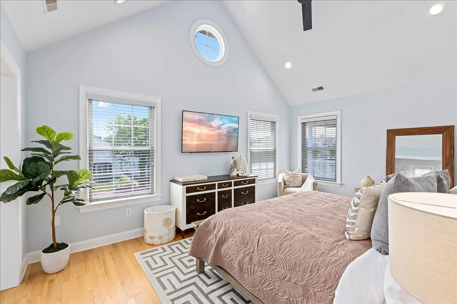 5 bed, 3.0 bath, 3498 sqft, $16,227 — Photo 3