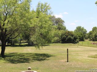 1102 Fm 3176, Devine, TX 78016