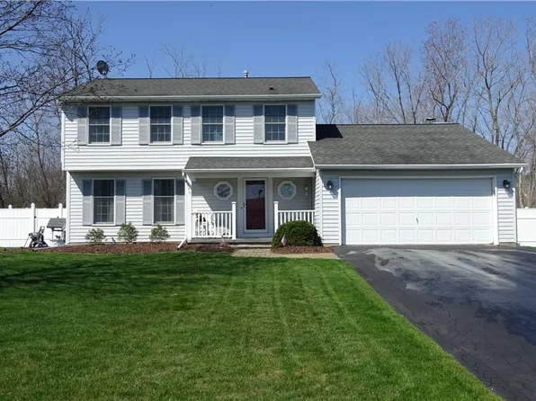 946 Guinevere Dr, Rochester, NY 14626