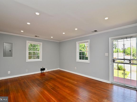 5th image of 3307 Elmwood Dr