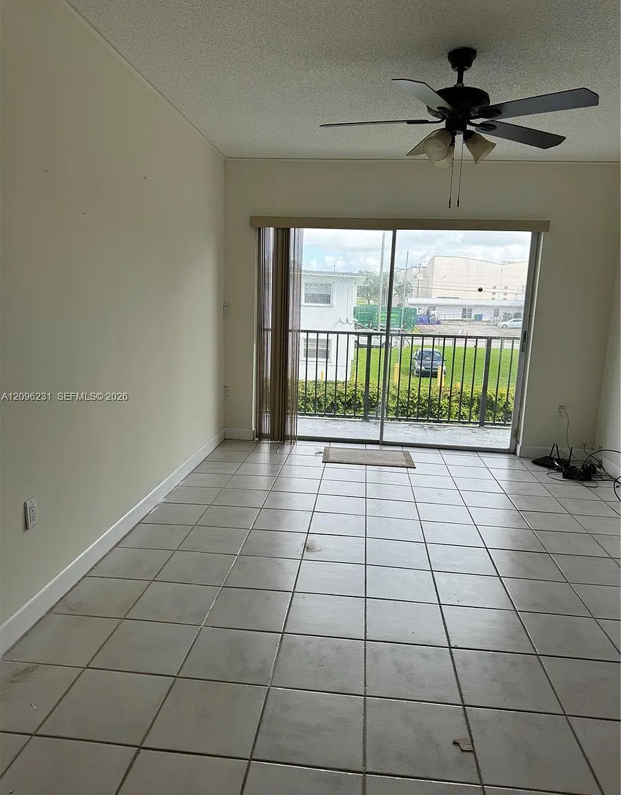 Virginia Grdens Condo — Photo 4