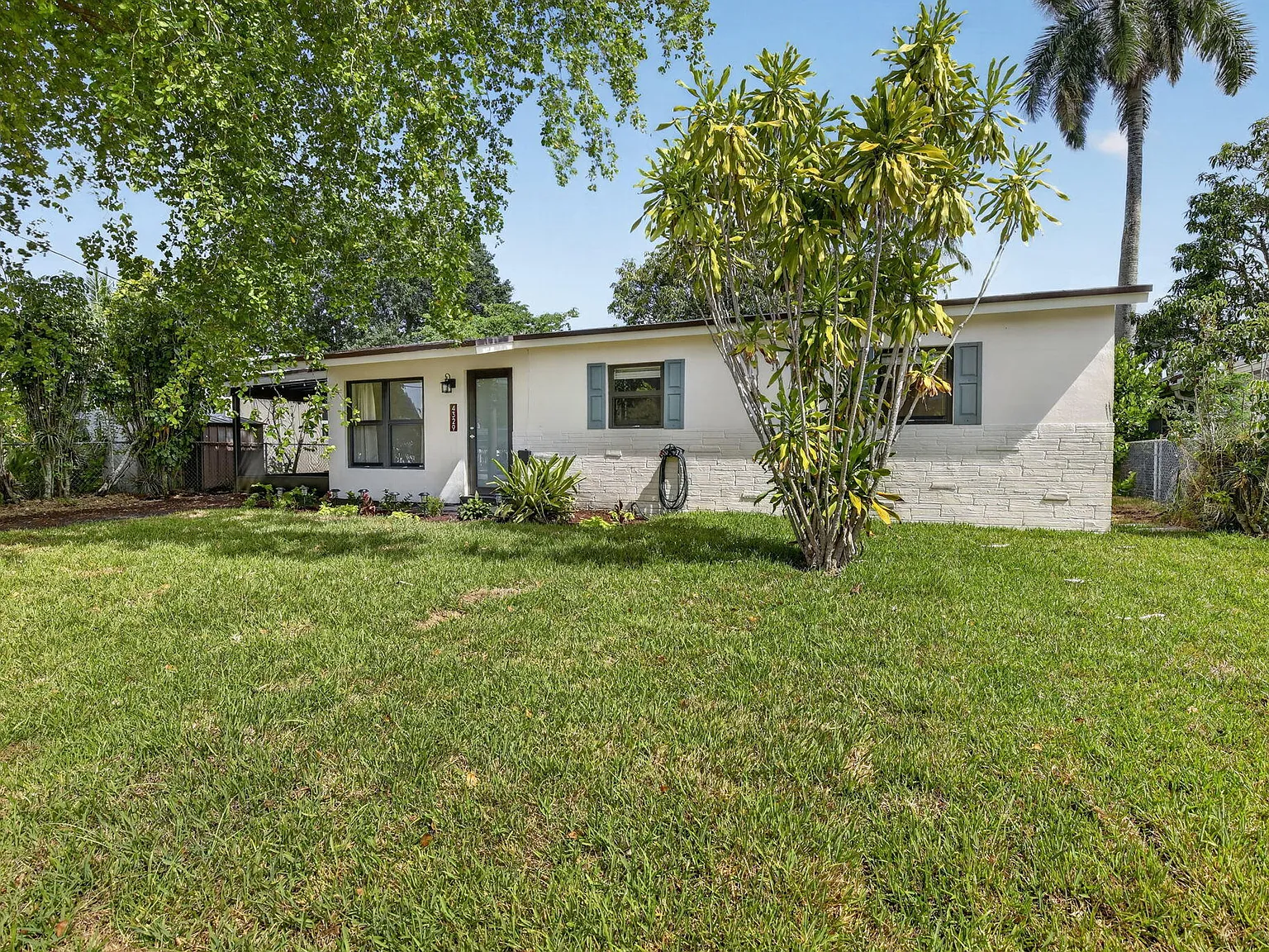3 bed, 2.0 bath, 1175 sqft, $3,550 — Photo 2
