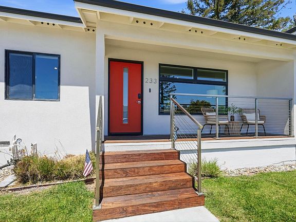 4th image of 233 Poinsettia Ave