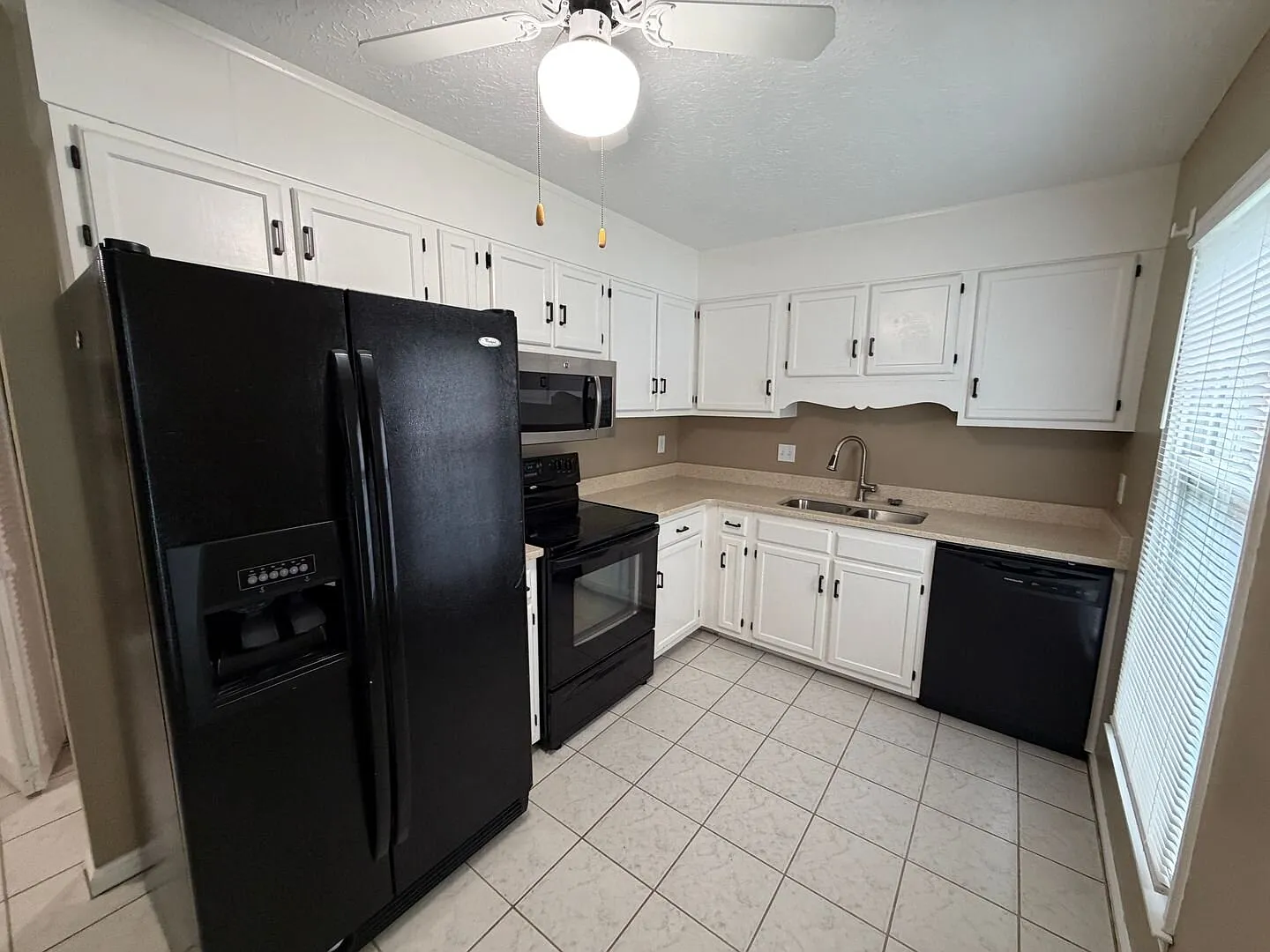 Spacious 3 Bedroom 2.5 Bath Townhome with Community Pool!! — Photo 3