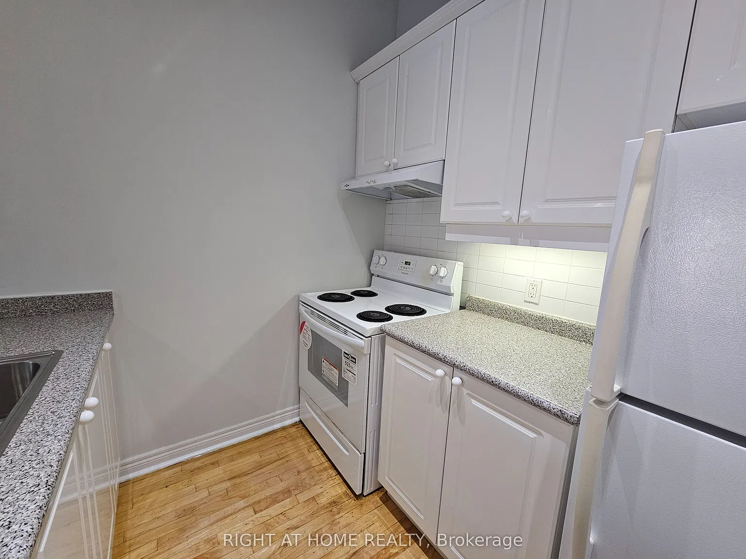 524 Yonge St — Photo 2